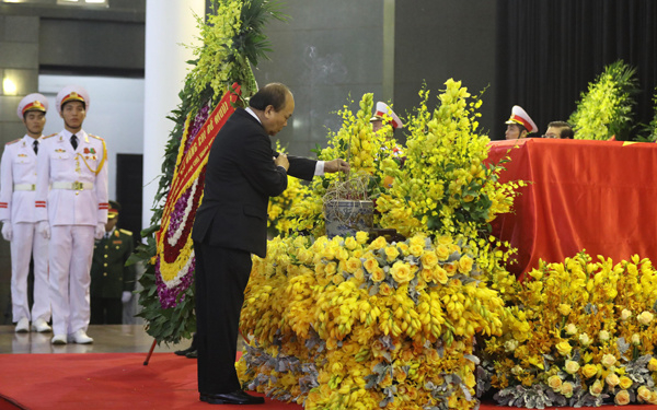 Thủ tướng Nguyễn Xu&acirc;n Ph&uacute;c thắp hương trước linh cữu cố Tổng b&iacute; thư Đỗ Mười. Ảnh: Vnexpress